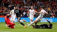 Diego Costa membuka keran gol Spanyol di menit ke-12 setelah meneruskan bola hasil sodoran Marco Asensio. (Foto: Javier Barbancho/Reuters)