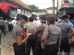 Aparat Gabungan Amankan Pembongkaran Eks Bioskop Indra Yogya Aparat Gabungan Amankan Pembongkaran Eks Bioskop Indra Yogya