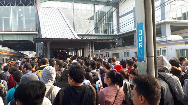 Foto: Desak-desakan di 1 Eskalator Stasiun Duri Demi Naik KRL