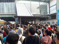 Jumlah Gerbong Ditambah Bisa Kurangi Penumpukan di Stasiun Duri?