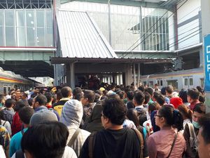 Menhub Bakal Turun Tangan Pantau Desak-desakan Horor Stasiun Duri Menhub Bakal Turun Tangan Pantau Desak-desakan Horor Stasiun Duri