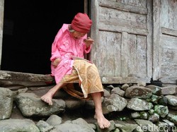 Nenek di Purworejo Ini Hidup Sebatangkara Dengan Fisik Terbatas
