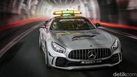 Ngebut dengan Safety Car Formula 1 Paling Kencang yang Pernah Ada