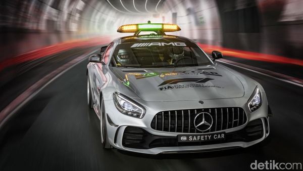 Ngebut dengan Safety Car Formula 1 Paling Kencang yang Pernah Ada