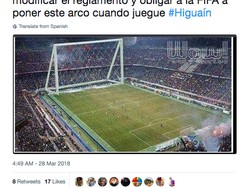Sindiran lain untuk Higuain, dalam bentuk gawang raksasa: Federasi Sepakbola Argentina (AFA) gagal dalam permohonannya ke FIFA untuk melakukan perubahan ukuran gawang. (Foto: Internet)