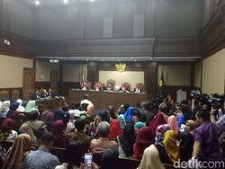 Hakim Perintahkan Jaksa Buka Blokir Tanah dan Rekening Nur Alam