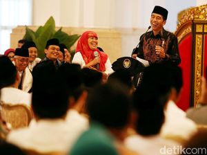 Jokowi Silaturahmi dengan Nasabah Bank Wakaf Mikro Jokowi Silaturahmi dengan Nasabah Bank Wakaf Mikro