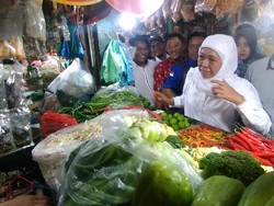 Kunjungi Pasar Wonokromo, Khofifah Bicara Harga Cabai dan Bawang