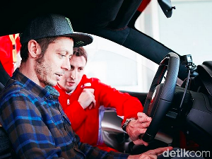 Valentino Rossi Coba Supercar Baru Ferrari