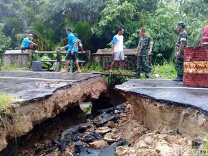 Tergerus Longsor, Jalan Utama di Pulau Karimunjawa Putus Total