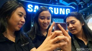 Demi Galaxy S9+ Mereka Rela Ditimpuk Bantal
