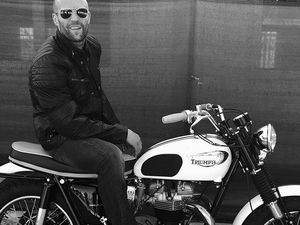 Aksi Menegangkan Jason Statham Lawan Hiu dalam The Meg