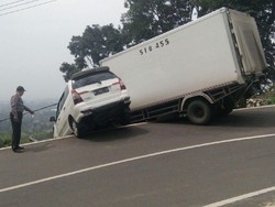 Rem Blong, Truk dan Minibus Ini Nyaris Masuk Jurang