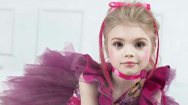 Cantik Banget! Gadis Cilik Asal Rusia Ini Seperti Boneka