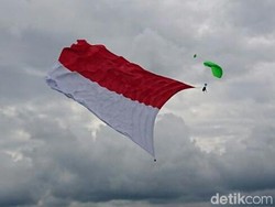 Aksi Paskhas Bawa Bendera Merah Putih Raksasa Pecahkan Rekor MURI