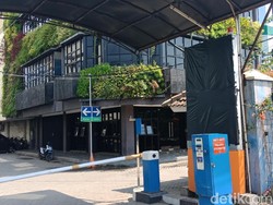 Alexis Tutup, Plang 4Play Dibungkus Plastik Hitam