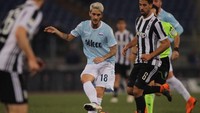 8. Luis Alberto. Pemain asal Spanyol berusia 25 tahun ini rutin berkontribusi untuk timnya, Lazio. Ia sudah mengoleksi 11 assist dari 28 pertandingan yang ia mainkan di Serie A 2017/2018 sejauh ini. (Foto: Paolo Bruno/Getty Images)
