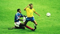 Cafu pemain lain dengan catatan 20 laga di Piala Dunia. Dia dua kali juara di tahun 2002 bersama timnas Brasil. (Foto: Stu Forster/Getty Images)