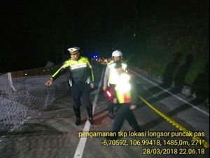Longsor di Puncak Pas Sebabkan 3 Bangunan Roboh