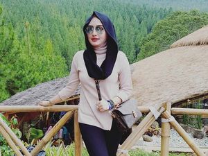 Bantah Jadi Istri Ketiga Opick, Yulia Mochamad Pamer Foto Berdua dengan Pria Bantah Jadi Istri Ketiga Opick, Yulia Mochamad Pamer Foto Berdua dengan Pria