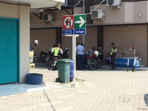 Polisi Berjaga di Hotel Alexis