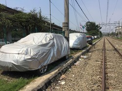 Area Rel di Pademangan Disulap Jadi Parkiran dan Kandang Ternak