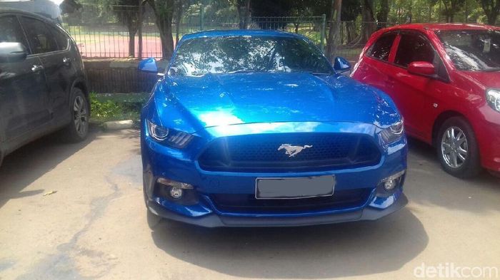 Ford Mustang biru jadi kendaraan beroda empat pilihan Kevin Sanjaya Sukamuljo (Foto: Mercy Raya/detikSport)
