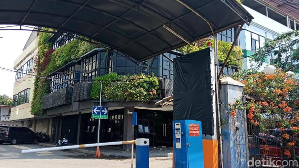 Foto: Plang 4Play Alexis Ditutup Plastik Hitam