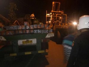 Truk Tak Kuat Nanjak, Mundur Lindas Kaki Warga