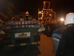 Truk Tak Kuat Nanjak, Mundur Lindas Kaki Warga