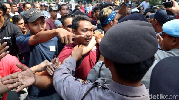 Suasana Tegang Saat Polisi Jaga Demo Aliando di Dekat Istana