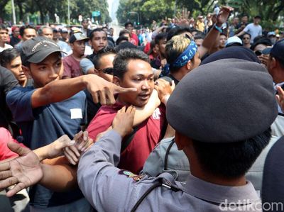 Suasana Tegang Saat Polisi Jaga Demo Aliando di Dekat Istana