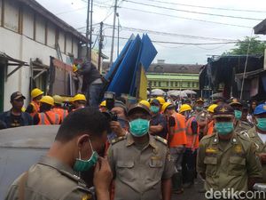 Pembongkaran Eks Bioskop Indra di Yogya Diwarnai Kericuhan Pembongkaran Eks Bioskop Indra di Yogya Diwarnai Kericuhan