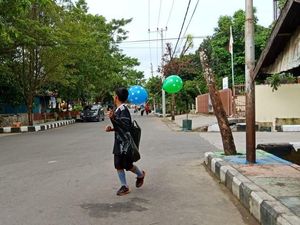 Seru! Tak Hanya Pelari, Anak-anak Juga Ramaikan Plogging Run