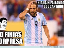 Meme ini menyindir bahwa Higuain sudah biasa gagal memaksimalkan peluang untuk Argentina di depan gawang lawan, jadi tak usah kaget. (Foto: Internet)