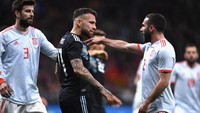 Argentina yang kesulitan menciptakan gol tampil emosional di laga ini. Mereka kerap membuat tekel-tekel keras ke pemain Spanyol. Tak jarang ulah tersebut membuat pemain Spanyol kesal. Foto: (David Ramos/Getty Images)
