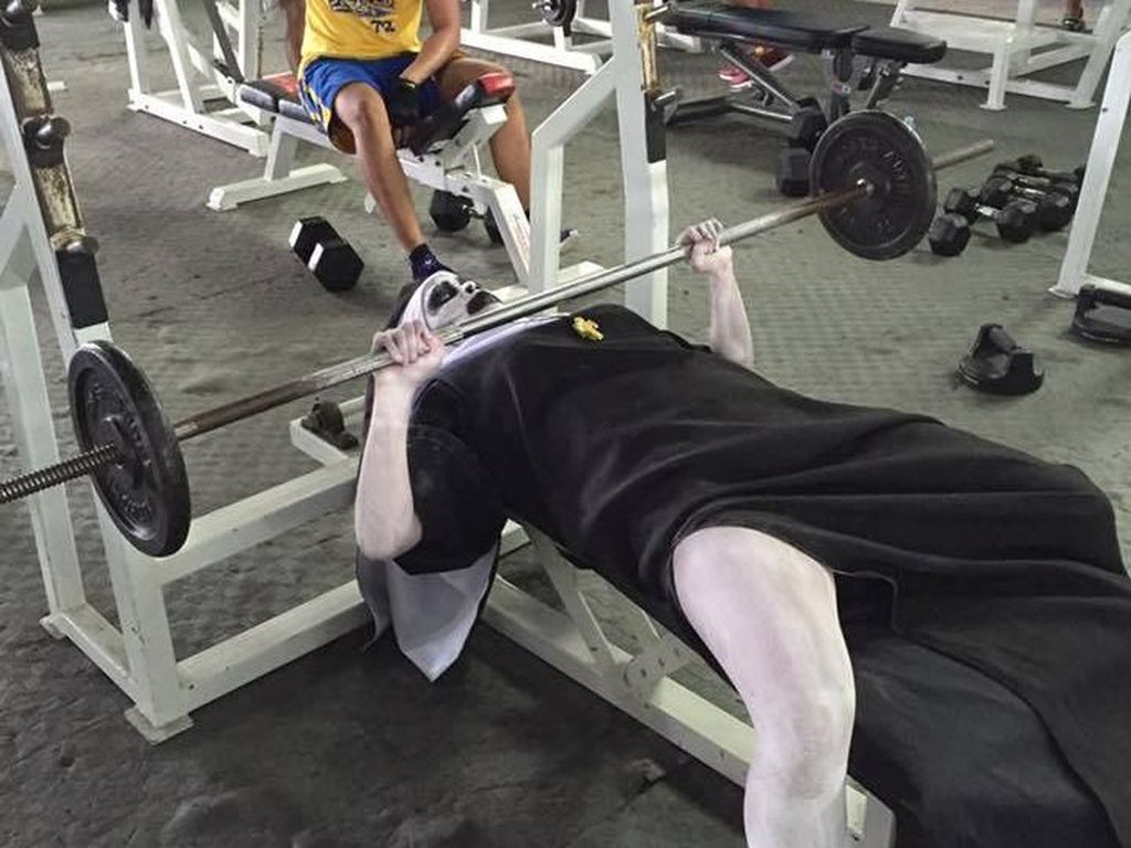 Nggak Mau Kalah, Hantu Valak Pun Ikut Nge-gym Biar Lincah Nggak Mau Kalah, Hantu Valak Pun Ikut Nge-gym Biar Lincah