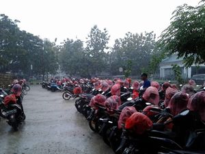 Juru Parkir di Gorontalo Bungkus Helm Orang Biar Tak Kehujanan