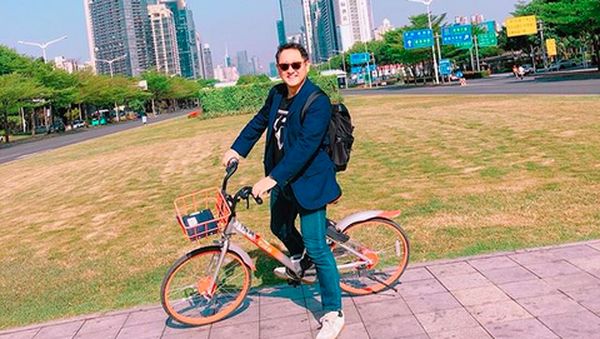 Gaya Santai Bos Toyota Naik Sepeda dan Kereta