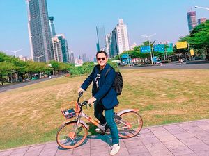 Gaya Santai Bos Toyota Naik Sepeda dan Kereta