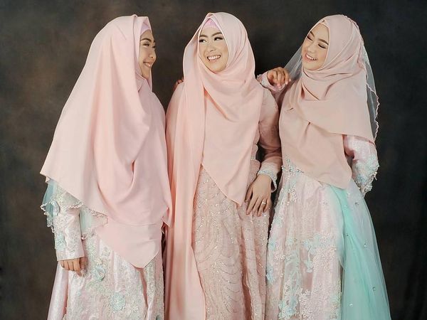 Inspirasi Baju Bridesmaid Syari ala Oki Setiana Dewi hingga Zaskia Sungkar