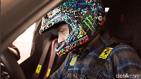 Valentino Rossi di Balik Kemudi Supercar