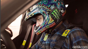 Valentino Rossi di Balik Kemudi Supercar