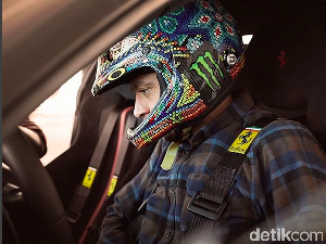 Valentino Rossi di Balik Kemudi Supercar