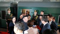 Gaya Kim Jong Un Pertama Kali Lawatan ke Luar Negeri Bareng Istri