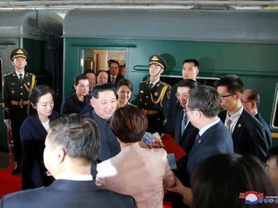 Gaya Kim Jong Un Pertama Kali Lawatan ke Luar Negeri Bareng Istri