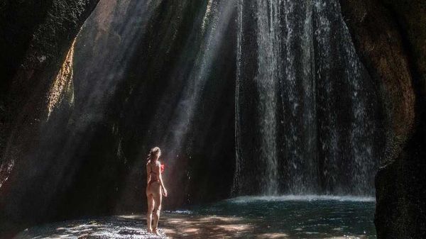 Mantan Model Playboy Suka Banget Air Terjun Bali yang Ini