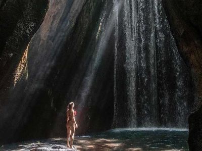 Mantan Model Playboy Suka Banget Air Terjun Bali yang Ini