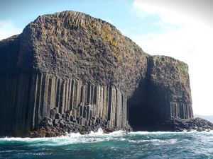 Cerita Raksasa dan Gua Cantik di Tengah Laut Skotlandia