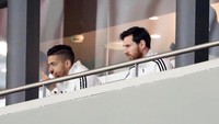 Meski tak bermain, Lionel Messi tetap hadir di Stadion Wanda Metropolitano, Madrid, Rabu (28/3/2018) dinihari WIB. Namun, kali ini dia harus melihat timnya dilumat 1-6 oleh Spanyol. (Foto: Javier Barbancho/Reuters)